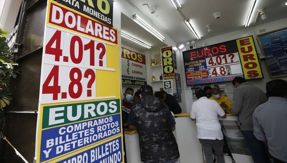 El dólar quebró nuevamente el umbral de los S/ 4 por la incertidumbre política. (Foto: Jorge Cerdán / GEC)
