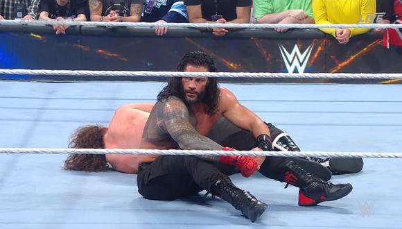 Roman Reigns en un dura batalla, retuvo el título indiscutible ante Sami Zayn en WWE Elimination Chamber. (Captura Tv)