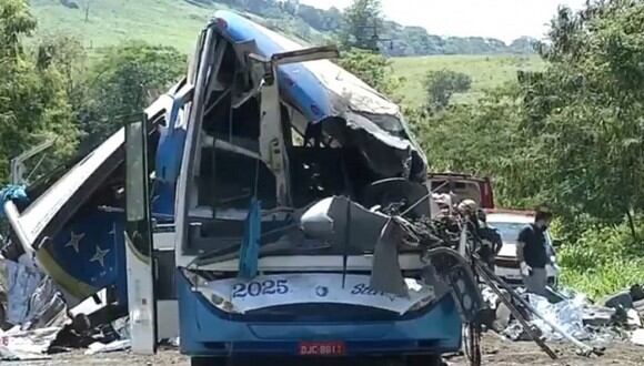 De acuerdo con el Cuerpo de Bomberos, 37 pasajeros que viajaban en el autobús murieron en el local y otros 3 fallecieron en hospitales de la región a causa de las graves heridas que sufrieron. (Foto: Twitter)