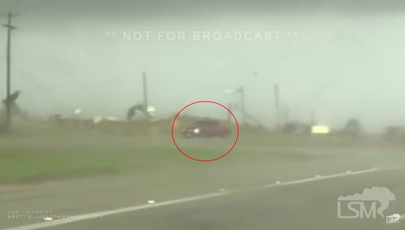 Luego de volcarse, la camioneta se repuso sobre sus llantas y el chofer logró huir de la tormenta. (Foto: captura de video)