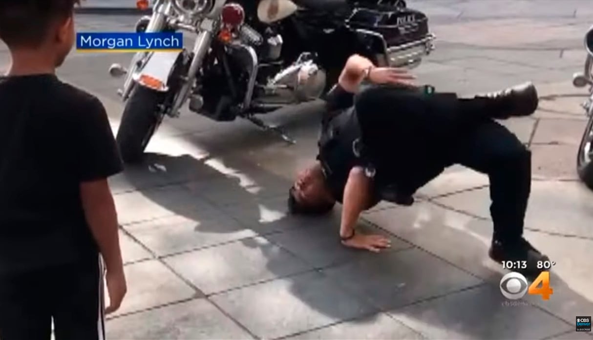 Niño de 7 años retó a policía a duelo de baile y este lo sorprendió con sus pasos. El video es viral en Facebook. (Captura)