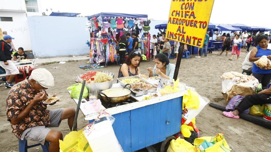 Ambulantes rayan con cebiche y sushi en playa Agua Dulce de Chorrillos. (Fotos: Trome)