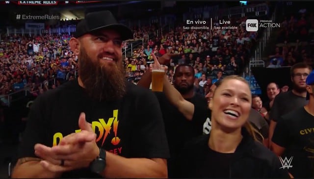 Ronda Rousey llegó al coliseo junto a su esposo, el peleador Travis Brownw. (WWE)
