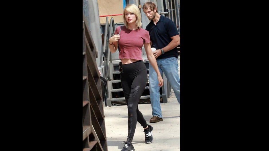 Taylor Swift fue blanco de memes por un ‘mirón’.