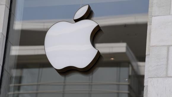 El logotipo de Apple se ve en la entrada de una tienda de Apple en Washington, DC, el 14 de septiembre de 2021. (Foto de Nicolás Kamm / AFP)