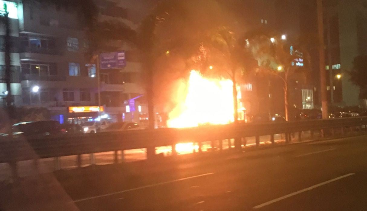 Auto se incendió en la avenida Javier Prado. (Fotos: Twitter)