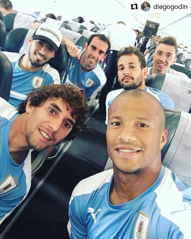 Selección de Uruguay con Luis Suárez viaja rumbo a Lima para  enfrentar el martes a Perú