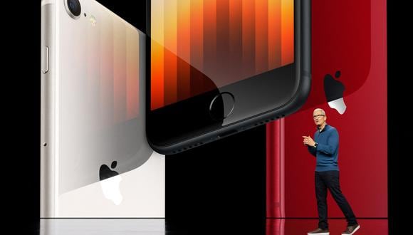 En esta imagen del folleto cortesía de Apple Inc., el CEO de Apple, Tim Cook, muestra el nuevo iPhone SE con 5G y el chip A15 Bionic, durante un evento especial en Apple Park en Cupertino, California, el 8 de marzo de 2022. (Foto de Brooks Kraft / Apple, Inc. / AFP)