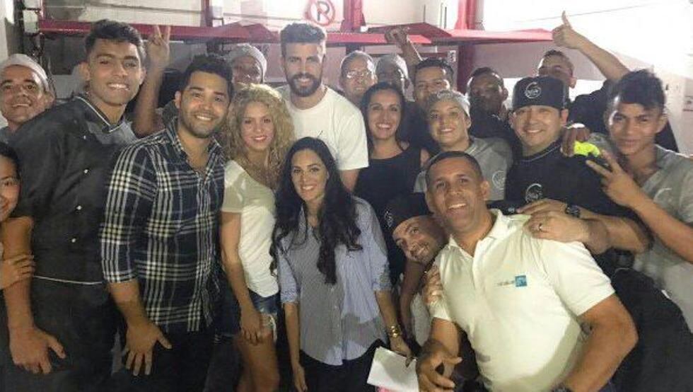 Shakira llegó a su natal Baranquilla acompañada de Piqué y sus hijos