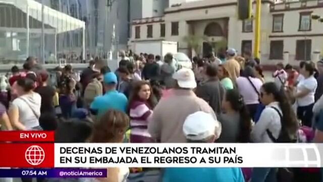 Venezolanos forman colas en embajada para regresar a su país en vuelo que envía Nicolás Maduro