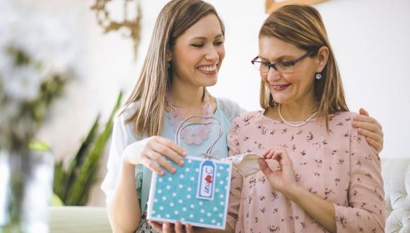El Día de la Madre es una oportunidad excelente para los comerciantes de tarjetas, flores y otros regalos (Foto: iStock)