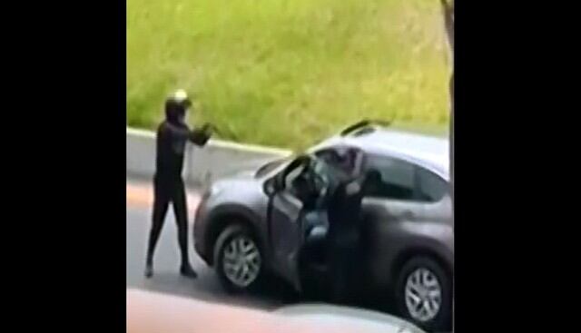 Vía Expresa: Policía apunta con su arma a un conductor