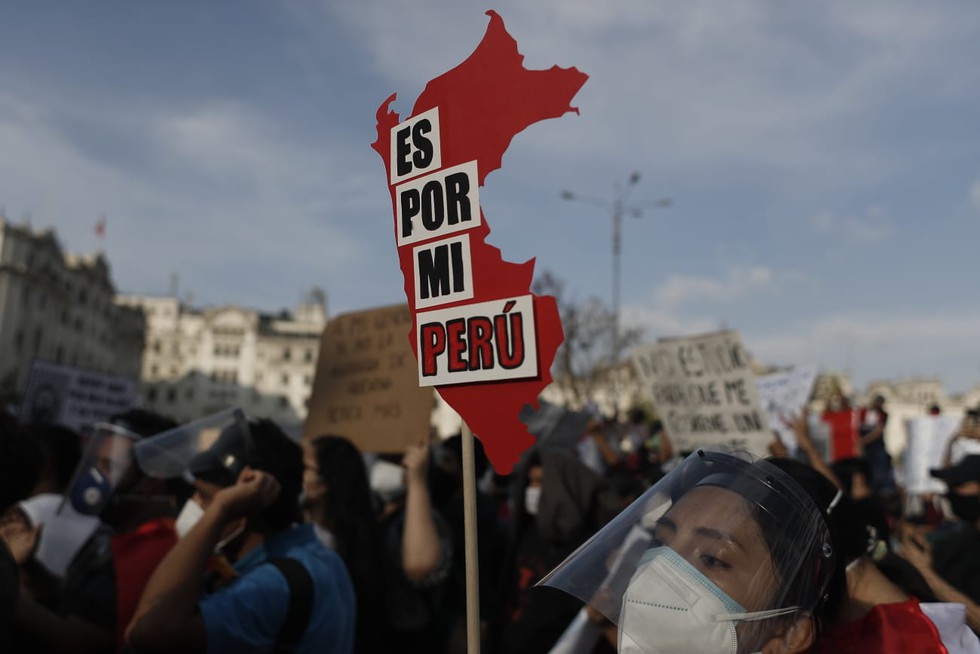 Miles salen a las calles de varios distritos de Lima para protestar en contras de las medidas adoptadas por el actual congreso que llevó a Manuel Merino al poder.