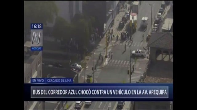 Un choque entre un bus del Corredor Azul y un auto, en el Cercado de Lima, motivó la presencia de las ambulancias. (Captura)