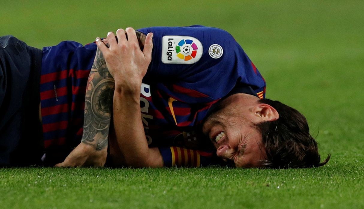 Lionel Messi: La escalofriante caída y lesión al brazo derecho del delantero en Barcelona vs Sevilla [VIDEO]