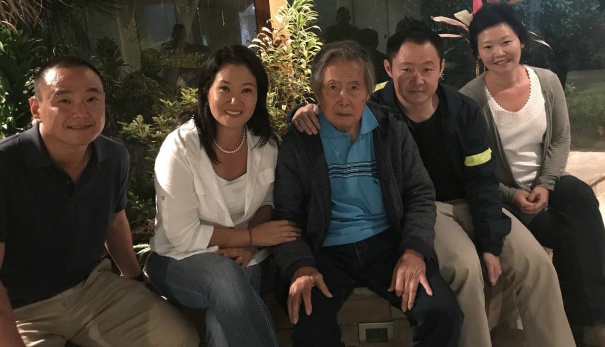 Alberto Fujimori y su primera foto en libertad junto a sus hijos desde la residencia a la que fue trasladado