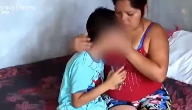 Padres denuncian que médico operó testículo equivocado a su hijo y lo suspenden del Hospital Sergio Bernales. Foto: Captura de ATV