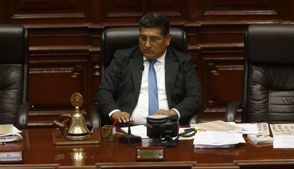 Mario Mantilla, vicepresidente del Congreso de la República, fue enfrentado por Marisa Glave y Cecilia Chacón por querer postergar debate sobre ley de feminicidio. (Fotos: USI)