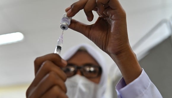 Indonesia registra una tasa de vacunación completa del 37%. (Foto: CHAIDEER MAHYUDDIN / AFP)