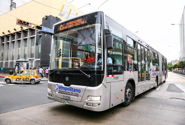 El alcalde de Lima Metropolitano, Jorge Muñoz, anunció las primeras acciones que se tomarán para mejorar el servicio del Metropolitano. (Foto: Andina)