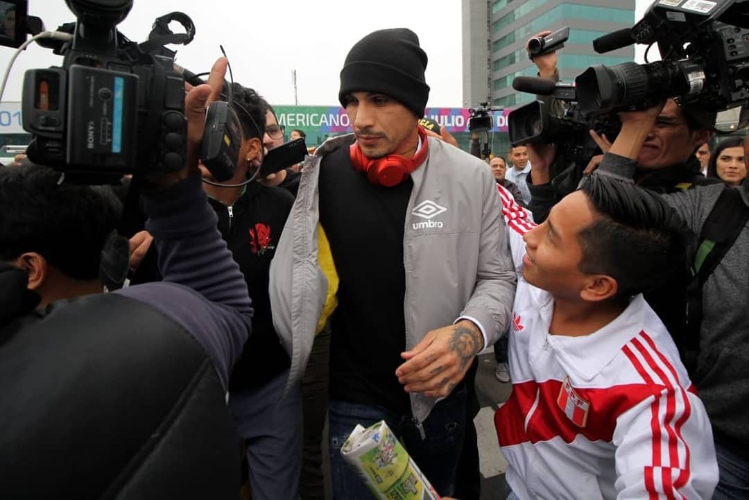Paolo Guerrero llegó a Lima para sumarse a los trabajos con la selección.