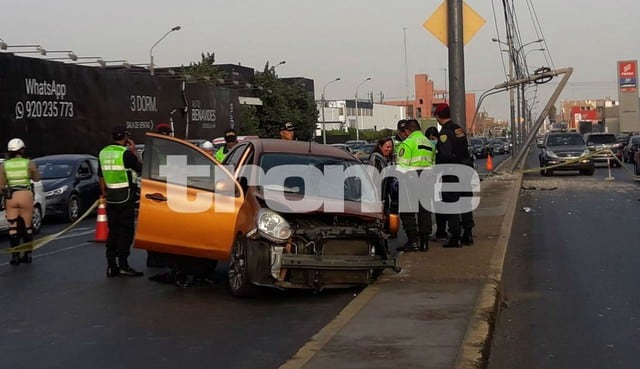 Violento choque de auto contra poste deja un muerto en la avenida colonial. Foto: Trome
