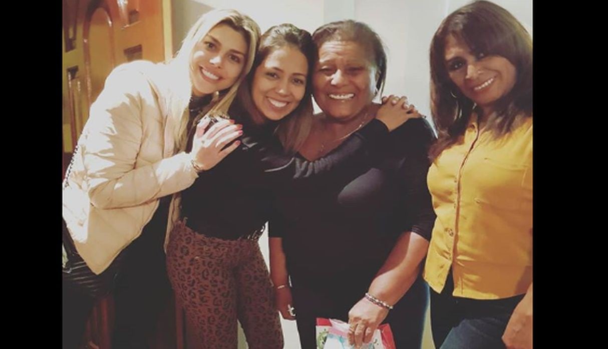 Alondra García Miró celebró cumpleaños de Doña Peta con la familia de Paolo Guerrero. (Foto: Instagram)