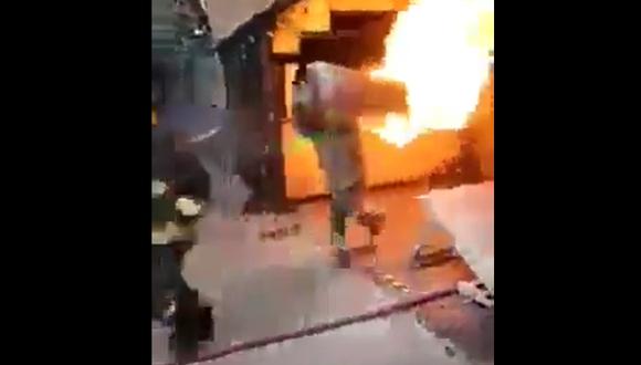 Un bombero cargó un tanque de gas en llamas para evitar que explotara dentro de un restaurante en Ciudad de México. (Foto: Captura)