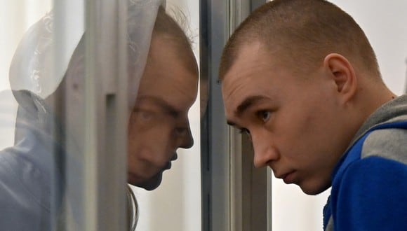 Ucrania condena a cadena perpetua al soldado ruso Vadim Shishimarin por crímenes de guerra. (Foto: Sergei SUPINSKY / AFP)