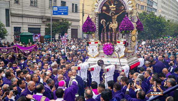 La procesión del Señor de los Milagros es una de las más grandes manifestaciones de fe.  El anda del Cristo Moreno tuvo más de 300 cordones de los cargadores de la Hermandad del Señor de los Milagros fallecidos durante la pandemia. (Arzobispado de Lima).