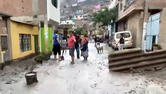 Huaico llenó de lodo las vías y hasta el agua ingresó a las viviendas. (Canal N)