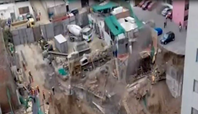 Derrumbe en construcción en Surco deja varios vehículos sepultados