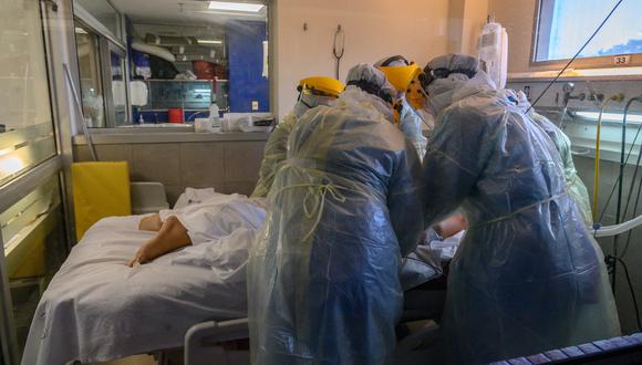 El paciente, menor de 50 años, empezó a presentar necrosis (muerte del tejido) en la zona de las mucosas unos diez días después de haber dado positivo al coronavirus. (Foto:  Pablo PORCIUNCULA / AFP)