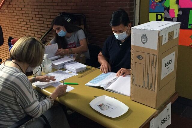 Los argentinos votan este domingo en elecciones parlamentarias de medio término, cruciales para el gobierno peronista de centro-izquierda de Alberto Fernández. (Foto: JUAN MABROMATA / AFP)