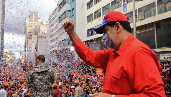 Imagen difundida por la Presidencia venezolana que muestra a Nicolás Maduro, animando a sus seguidores durante un mitin de campaña en Caracas, el pasado 3 de diciembre de 2020. (Jhonn ZERPA / Presidencia venezolana / AFP)