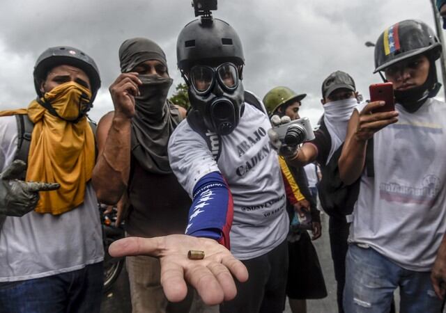 Un menor murió de un disparo y otras seis personas resultaron heridas de bala en una marcha opositora este lunes en Caracas, Venezuela.