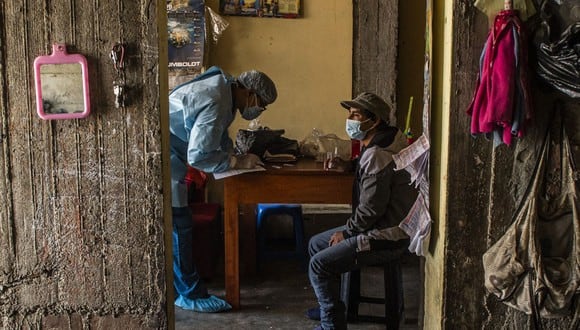 Un médico revisa a un paciente en Ate en medio de la pandemia del coronavirus COVID-19 (Foto: Ernesto BENAVIDES / AFP)