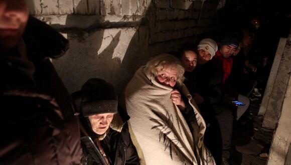 Los residentes de Sievierodonetsk, Óblast de Lugansk, esperan escondidos en su sótano durante el intenso bombardeo de las fuerzas rusas y los separatistas respaldados por Rusia el 28 de febrero de 2022. (Foto de Anatolii Stepanov / AFP)