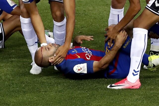 Javier Mascherano sufrió herida frontal tras cabezazo en la final de la Copa del Rey con Barcelona