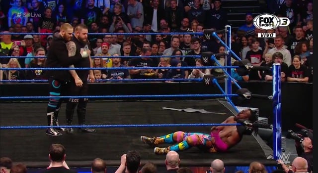Sami Zayn volvió a unir fuerzas con Kevin Owens para atacar a Kofi Kingston. (Captura Fox Sports 3)