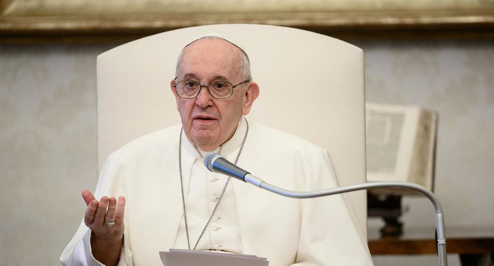 En esta foto el 17 de junio de 2020 el papa Francisco habla durante una audiencia semanal transmitida en vivo desde la biblioteca del palacio apostólico en el Vaticano. (AFP).
