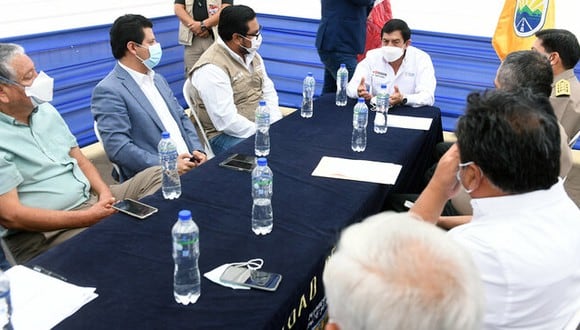 Ministro Chávarry reunido con alcaldes de diferentes distritos.
