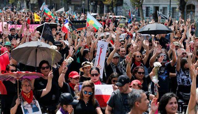 Miles de personas marchan de negro y en silencio contra la “represión” en Chile. (Foto: AFP)