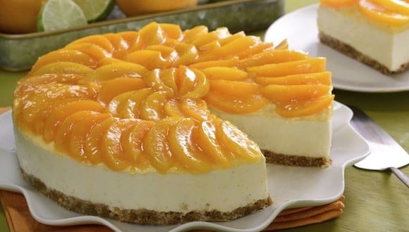 Cheesecake sin horno y con duraznos en almíbar. (Foto: Kiwilimón)