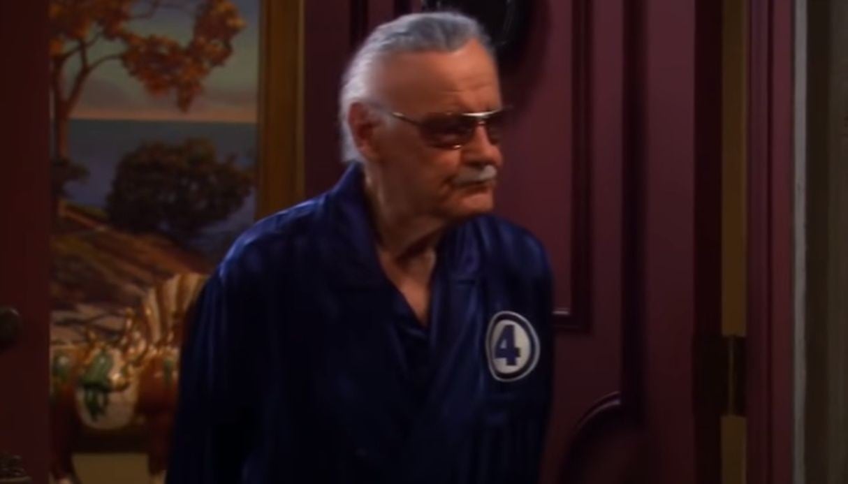 Stan Lee aparece en el episodio 16 de la tercera temporada de "The Big Bang Theory". (Foto: Captura)