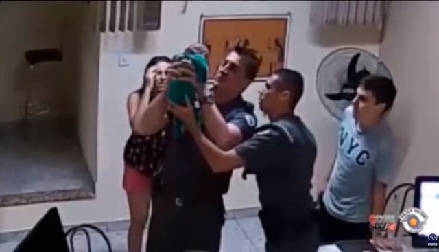 Dos policías de Sao Paulo salvaron la vida de un bebé que se estaba asfixiando. Los padres entraron en la comisaría pidiendo auxilio. (YouTube)