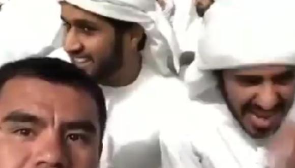 Hombre bromea con hinchas qatarís. (Foto: @Vayola88 / Twitter)
