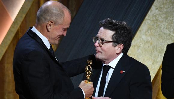 Michael J. Fox recibe un Óscar honorífico por su lucha contra el párkinson. (Foto: AFP).