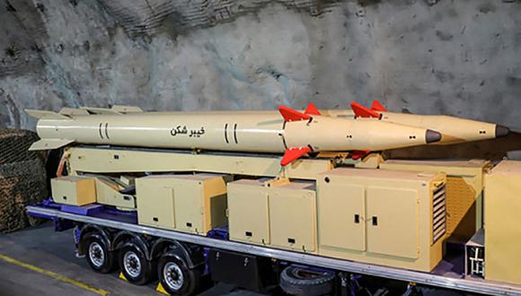 Irán ha desarrollado durante las últimas cuatro décadas una industria nacional armamentística, debido al embargo internacional, con especial interés en los misiles. (Foto: SEPAHNEWS / AFP)