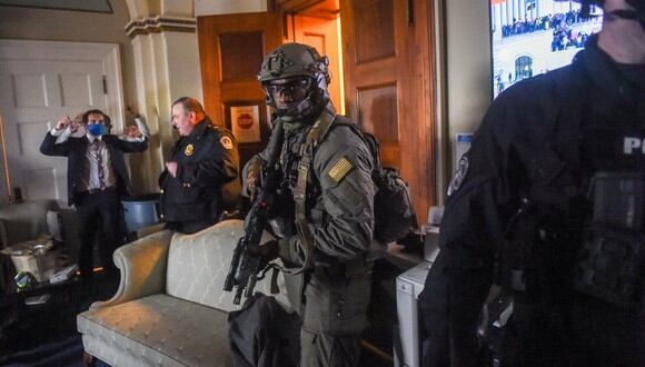Un agente de policía del Capitolio de Estados Unidos murió como consecuencia del asalto de seguidores del presidente Donald Trump. (Foto: Olivier DOULIERY / AFP)